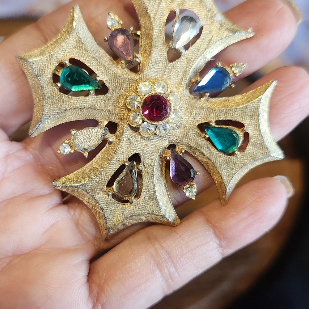 Vintage Gold Tone Cross Brooch Rhinestone Pin 1960s - Picture 5 of 6